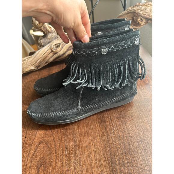 Minnetonka Black Leather Fringe Zip Ankle Boots Moccasins size 7 - Picture 3 of 7